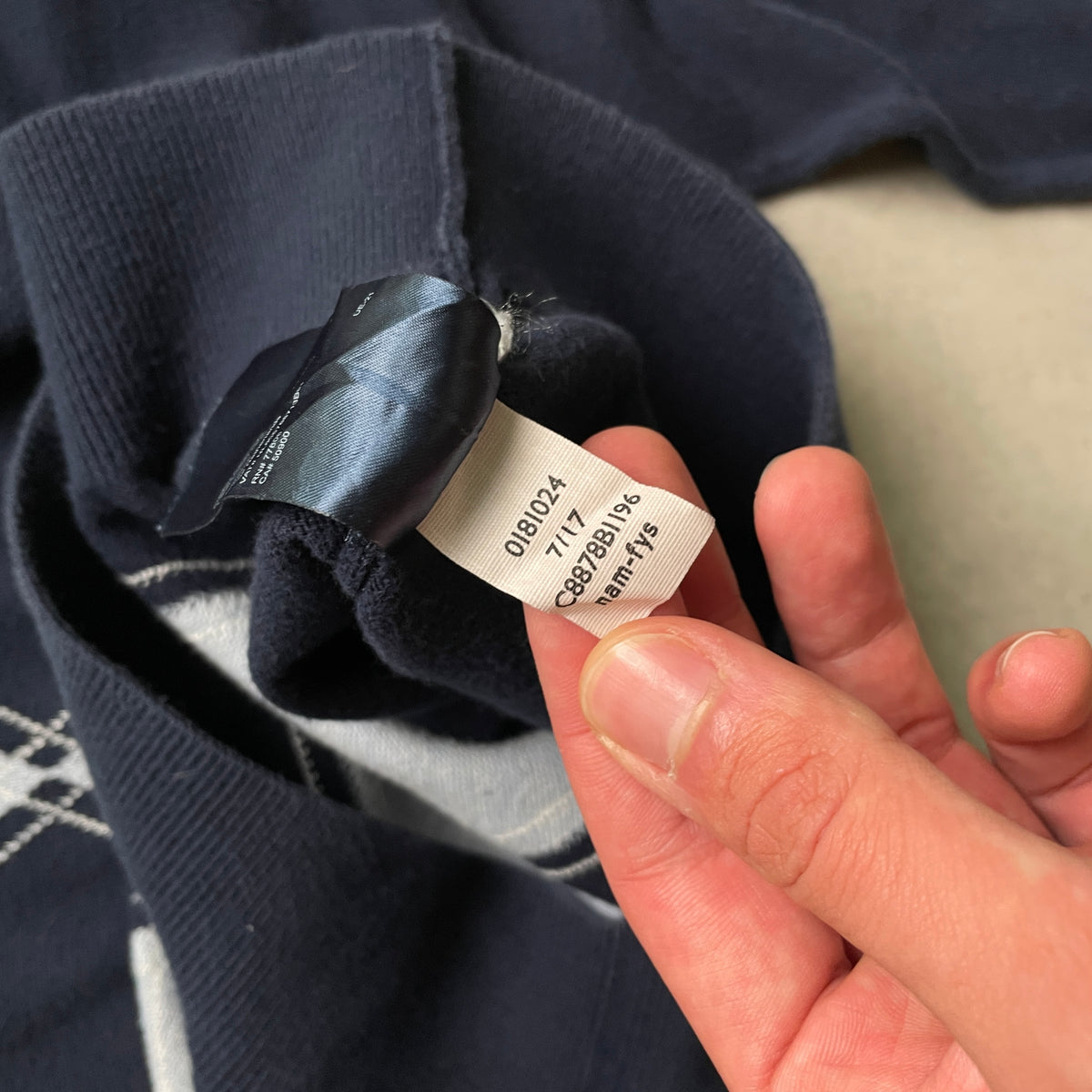 Tommy Hilfiger kötött v-nyakú pulóver