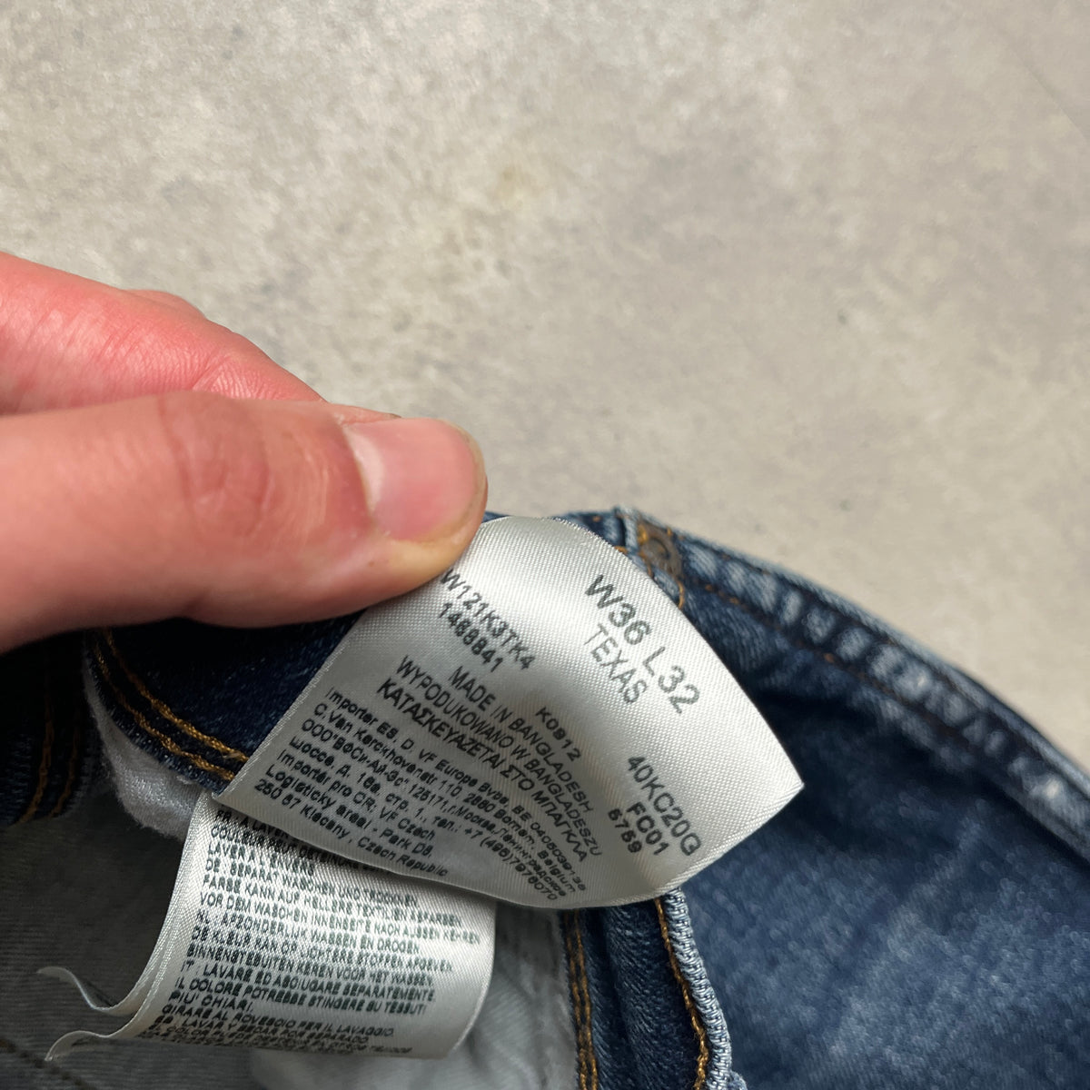Wrangler koptatott térdű farmernadrág