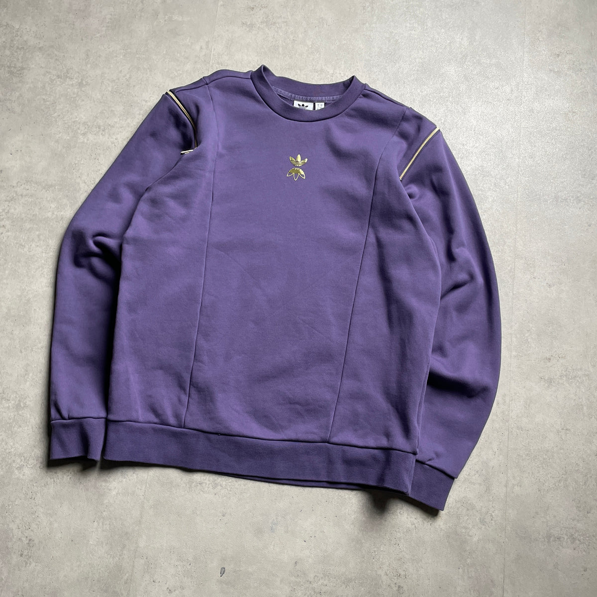Adidas lila center logo crewneck
