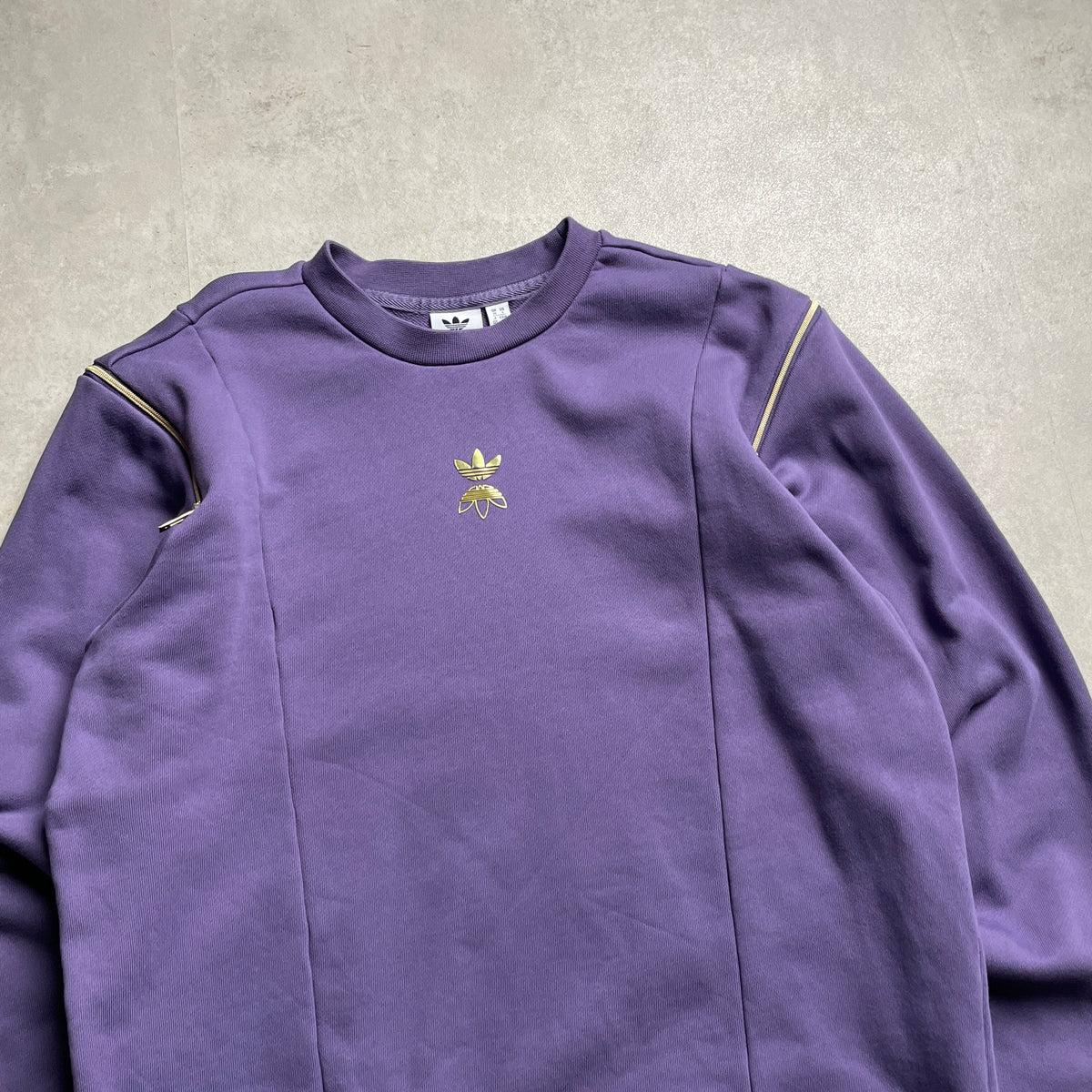 Adidas lila center logo crewneck