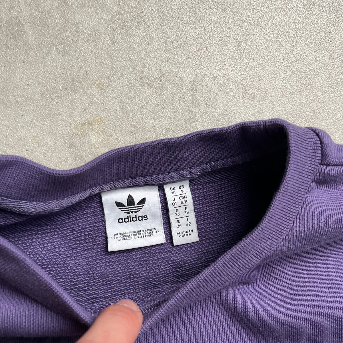 Adidas lila center logo crewneck