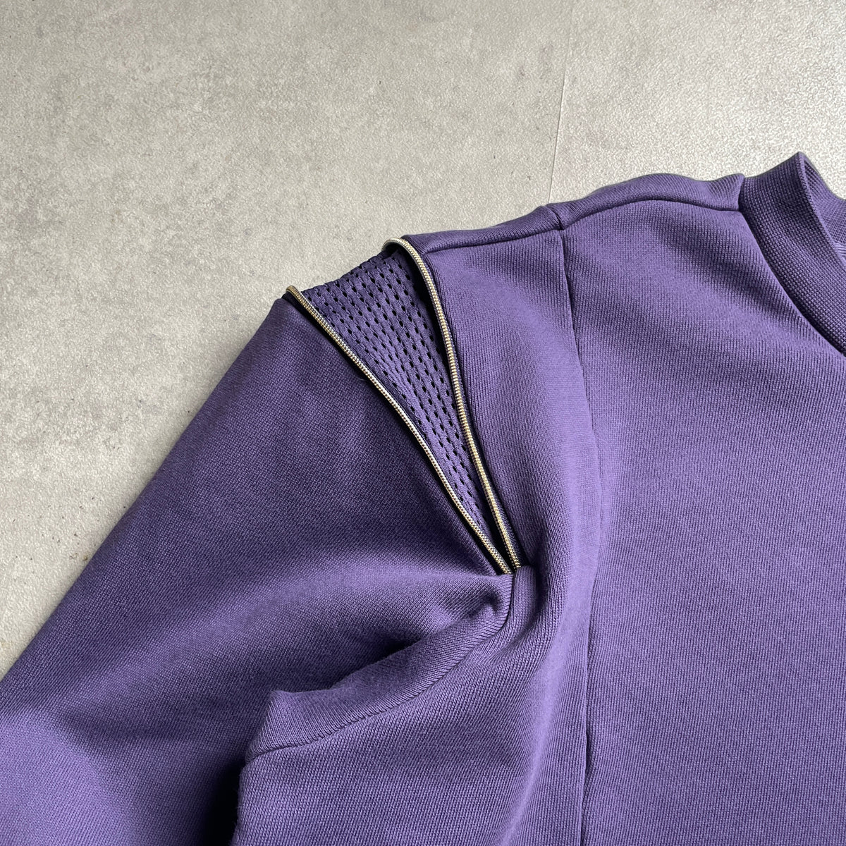 Adidas lila center logo crewneck