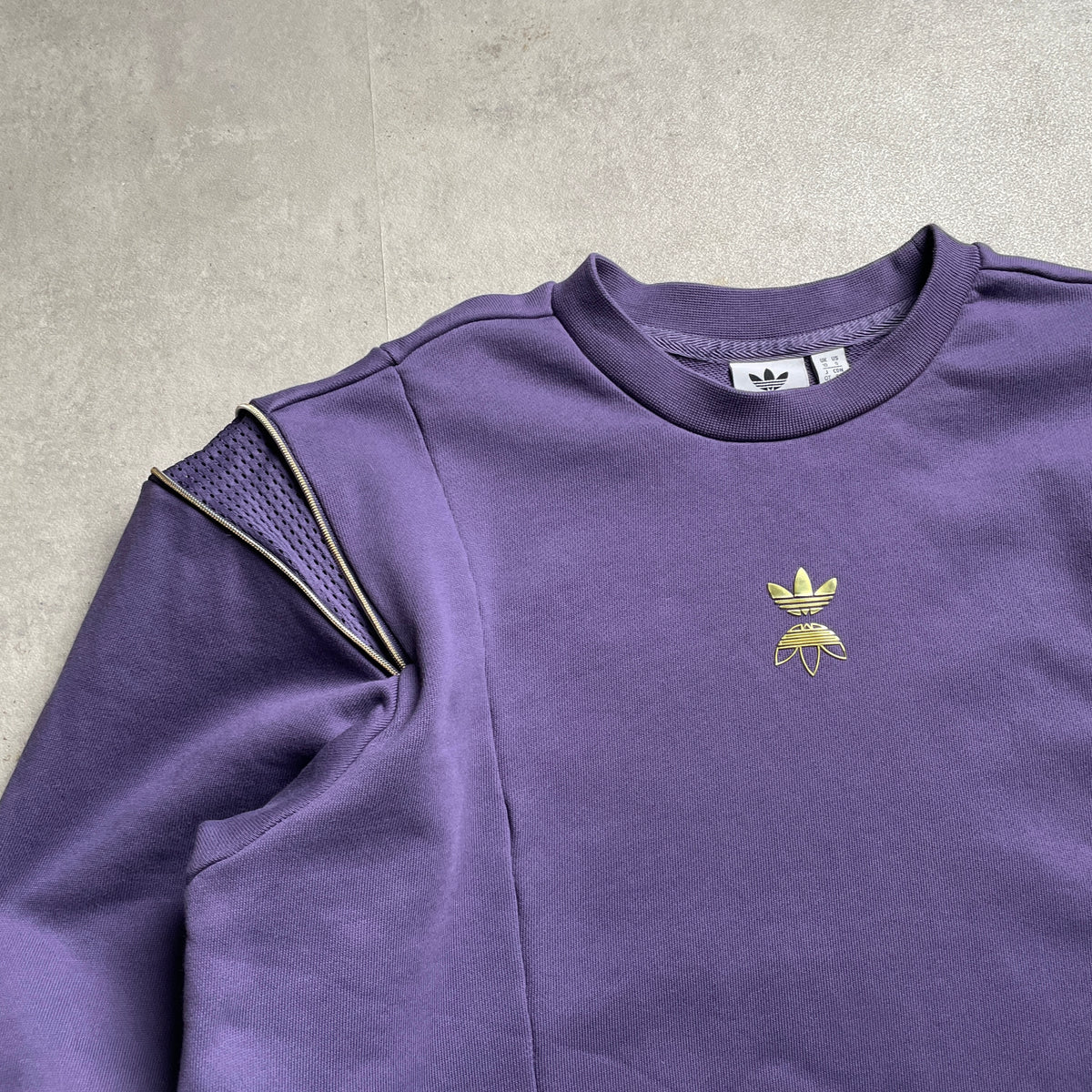 Adidas lila center logo crewneck