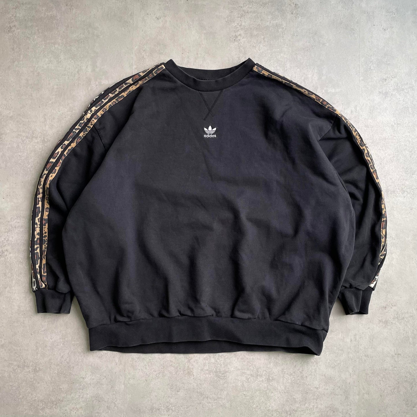 Adidas fekete leopárdmintás crewneck