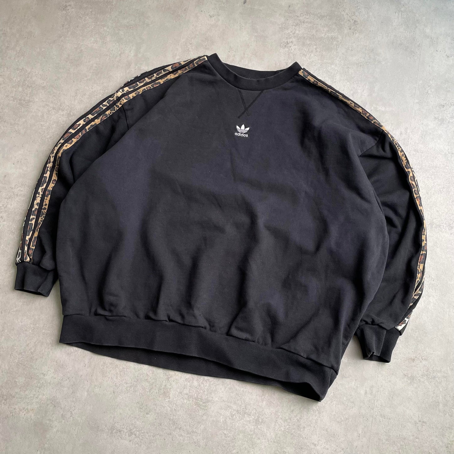 Adidas fekete leopárdmintás crewneck