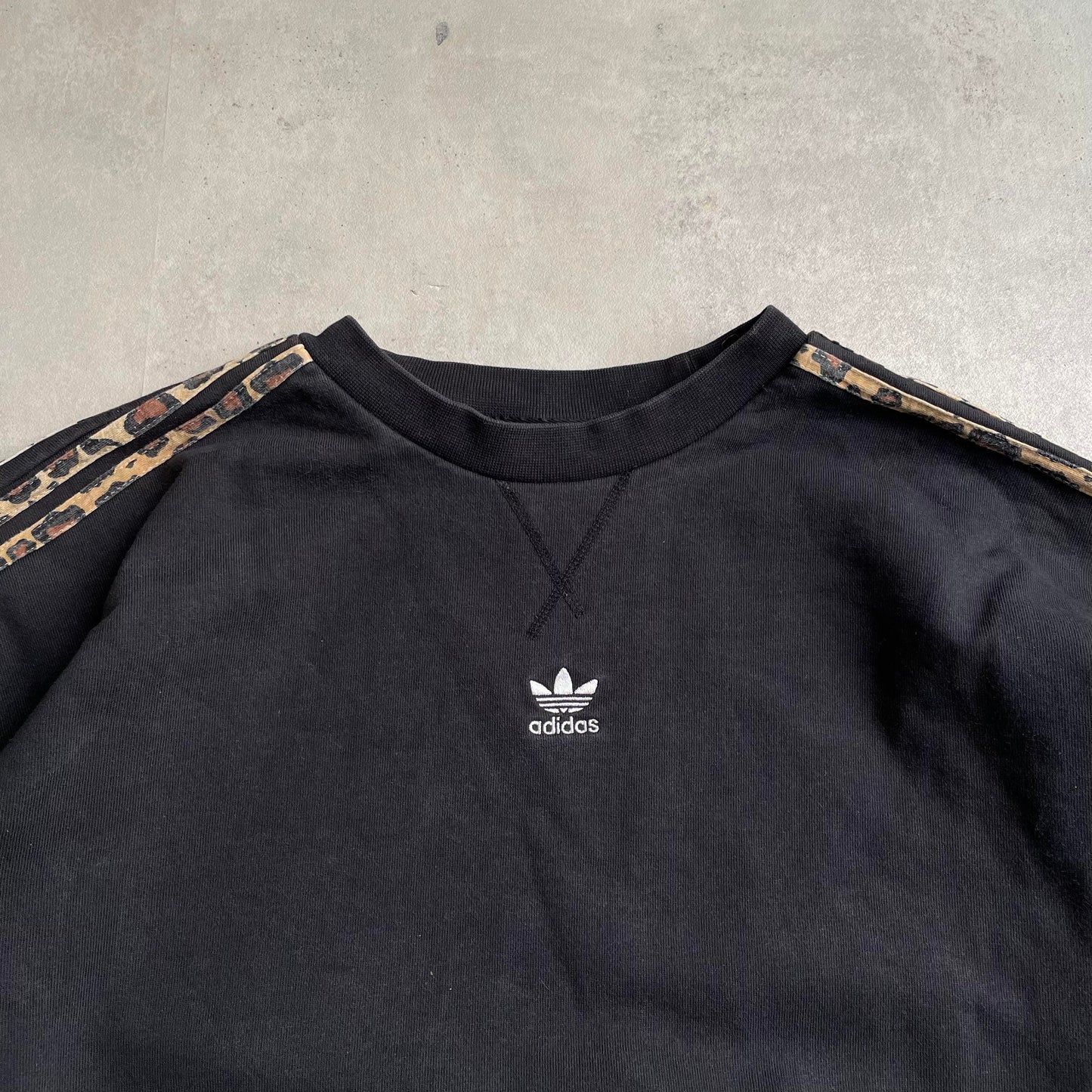 Adidas fekete leopárdmintás crewneck