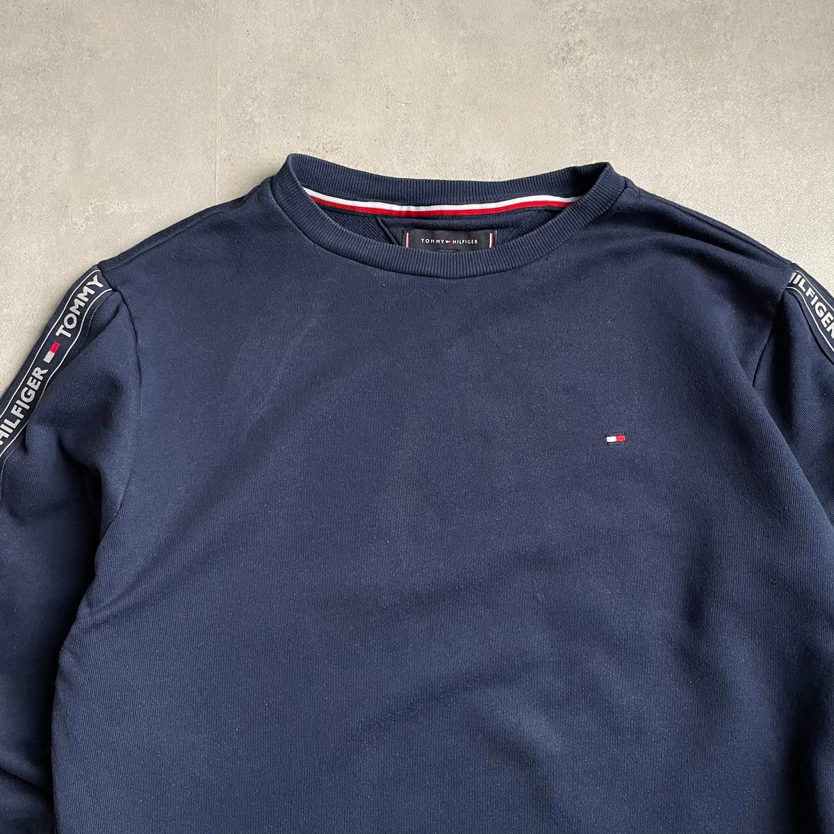 Tommy Hilfiger sötétkék tape crewneck