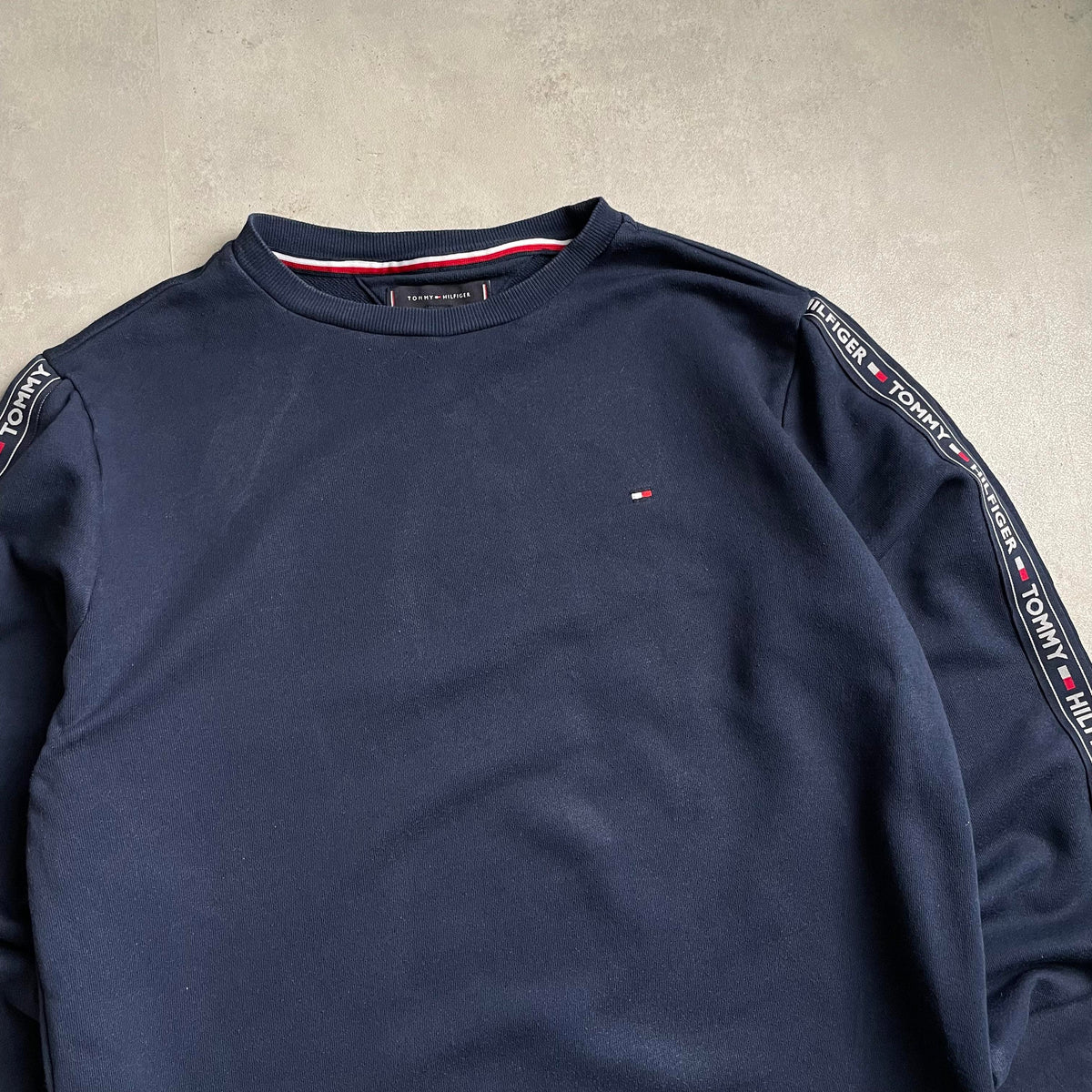 Tommy Hilfiger sötétkék tape crewneck