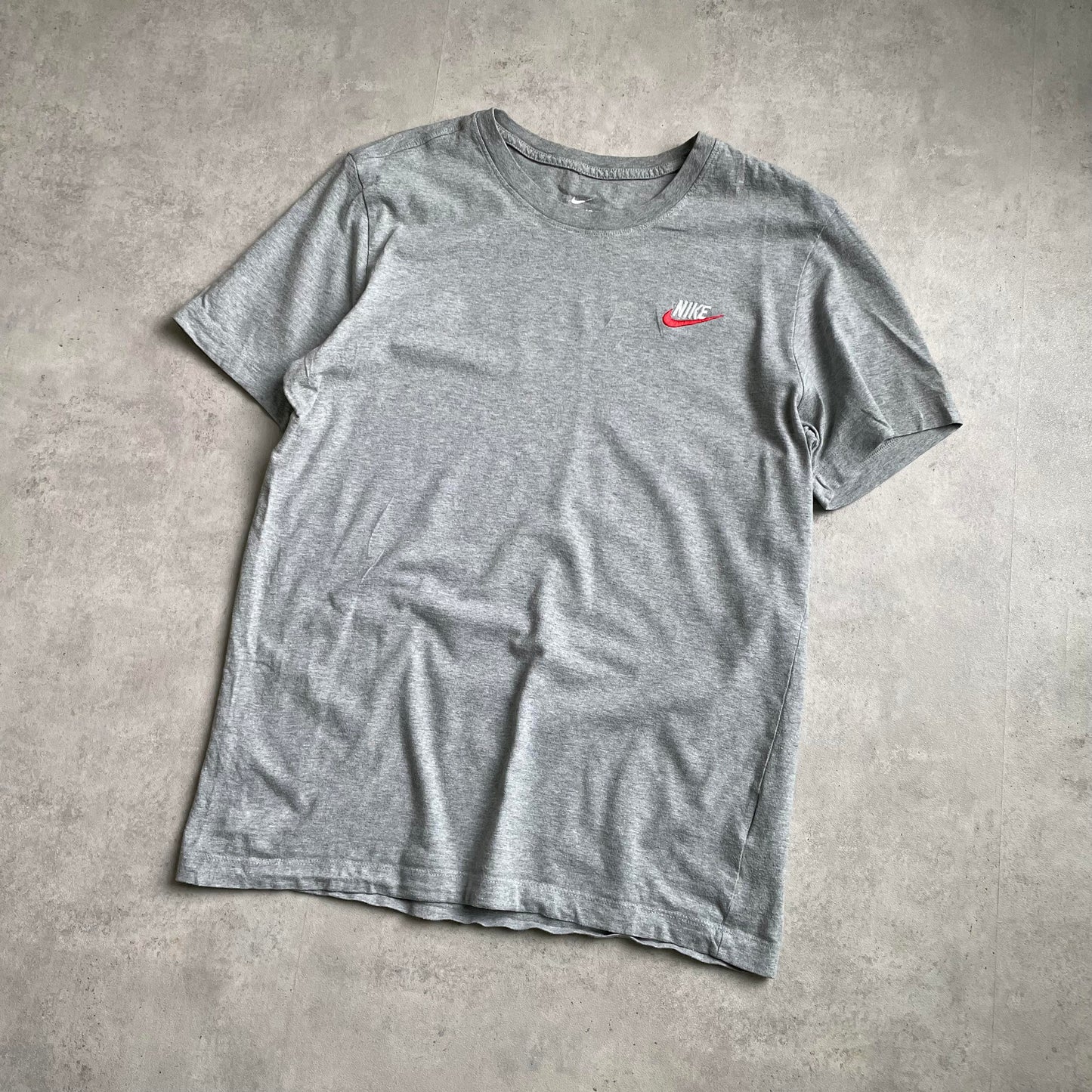 Nike szürke club logo póló