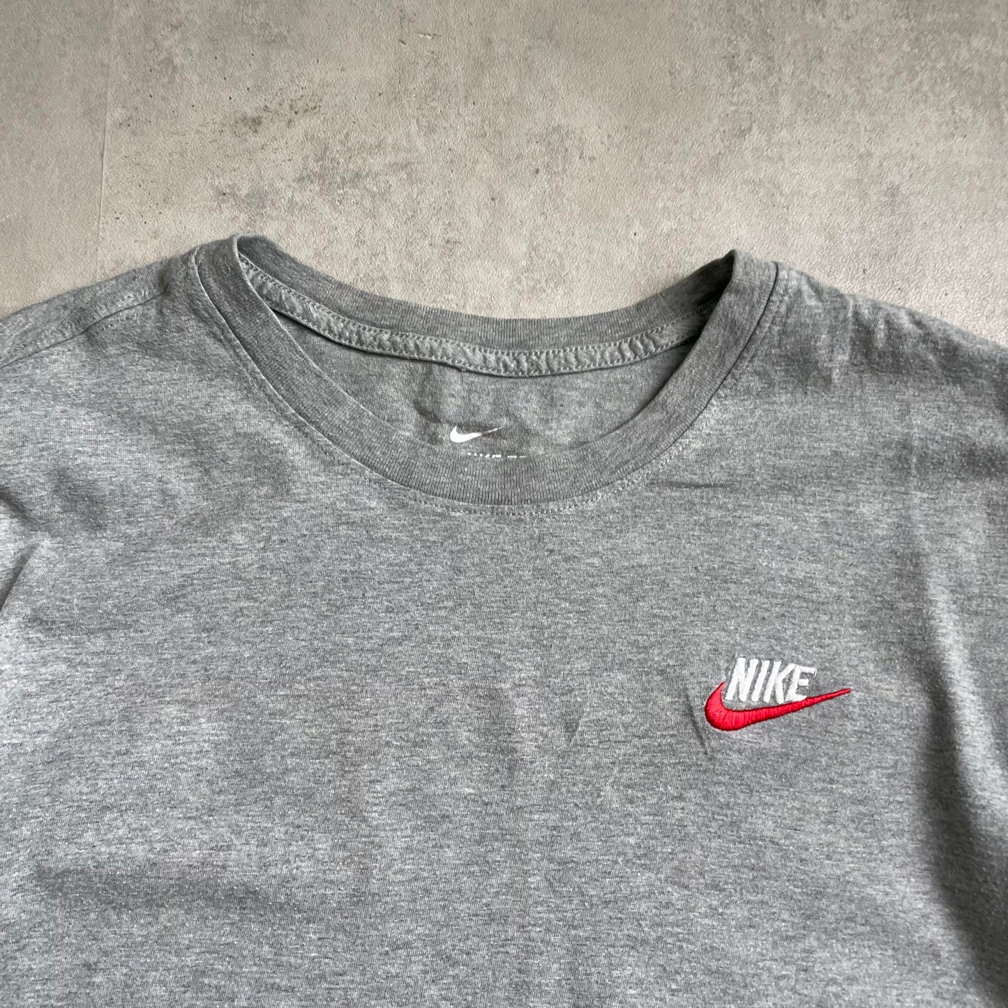 Nike szürke club logo póló