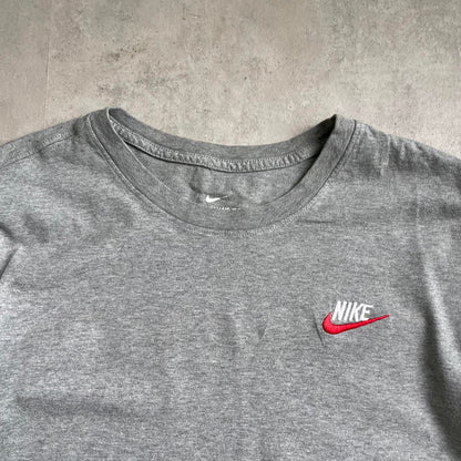 Nike szürke club logo póló