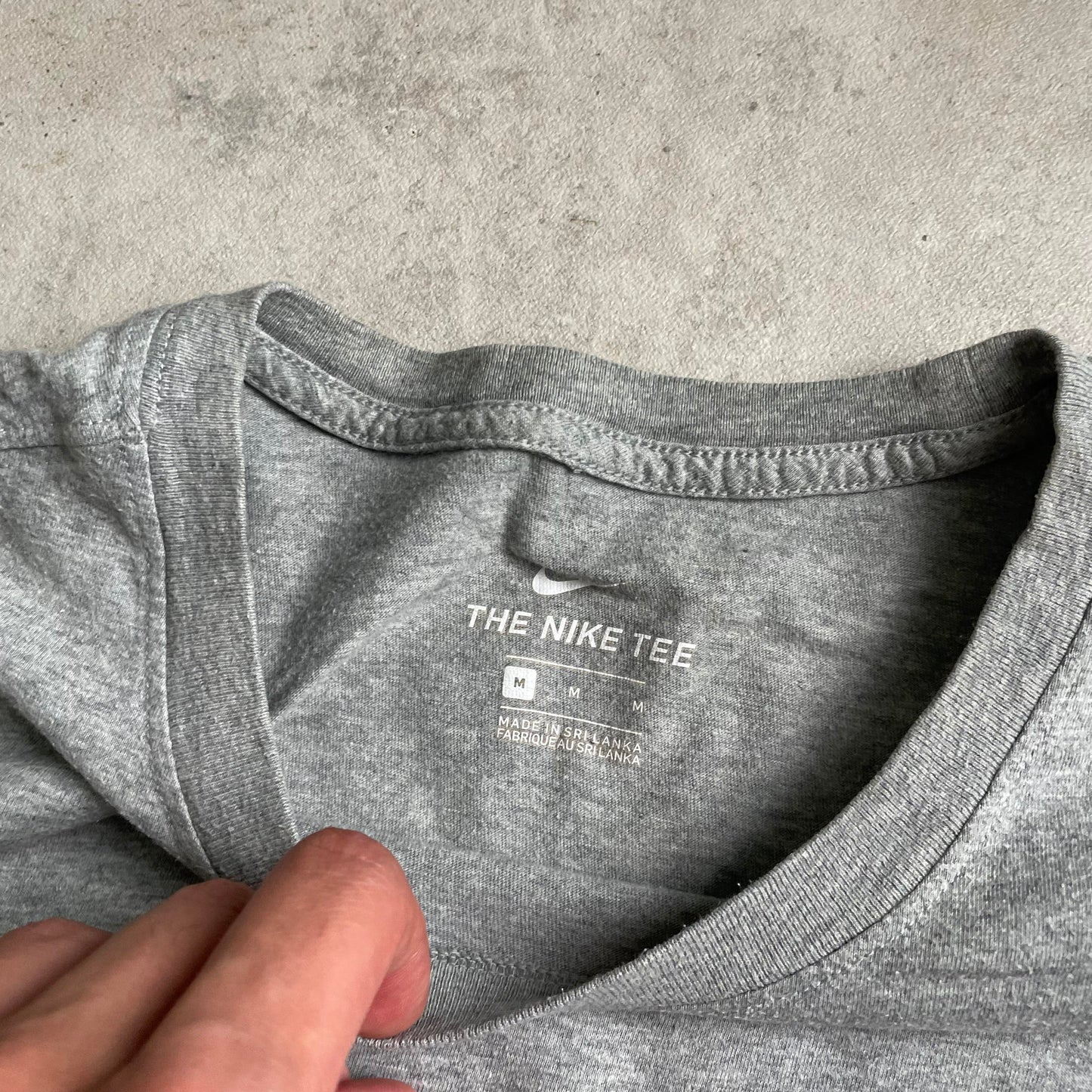 Nike szürke club logo póló