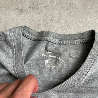 Nike szürke club logo póló