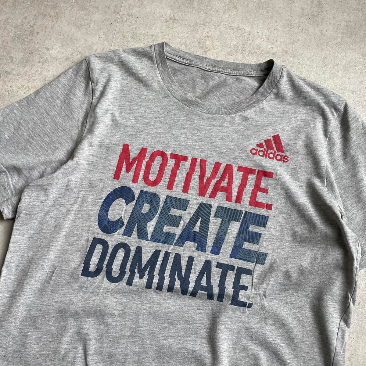 Adidas szürke graphic póló