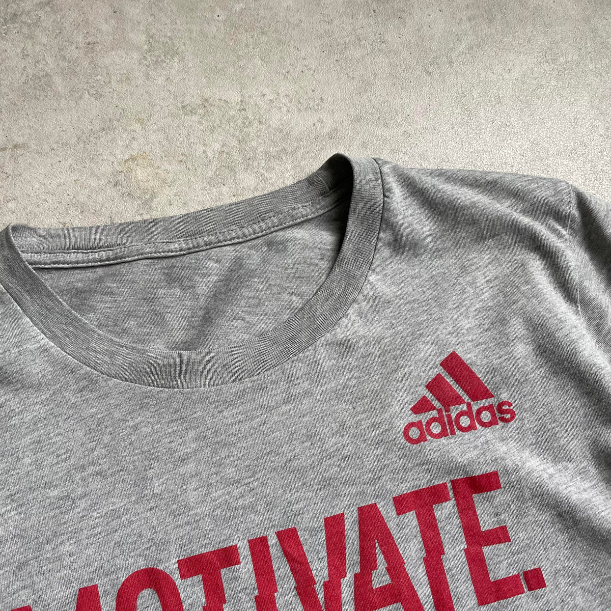 Adidas szürke graphic póló