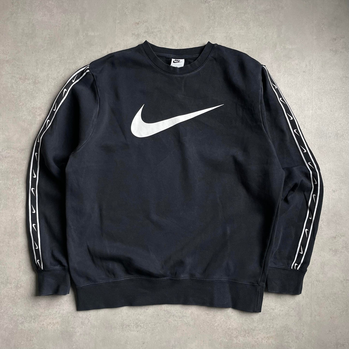 Nike fekete mini swoosh crewneck