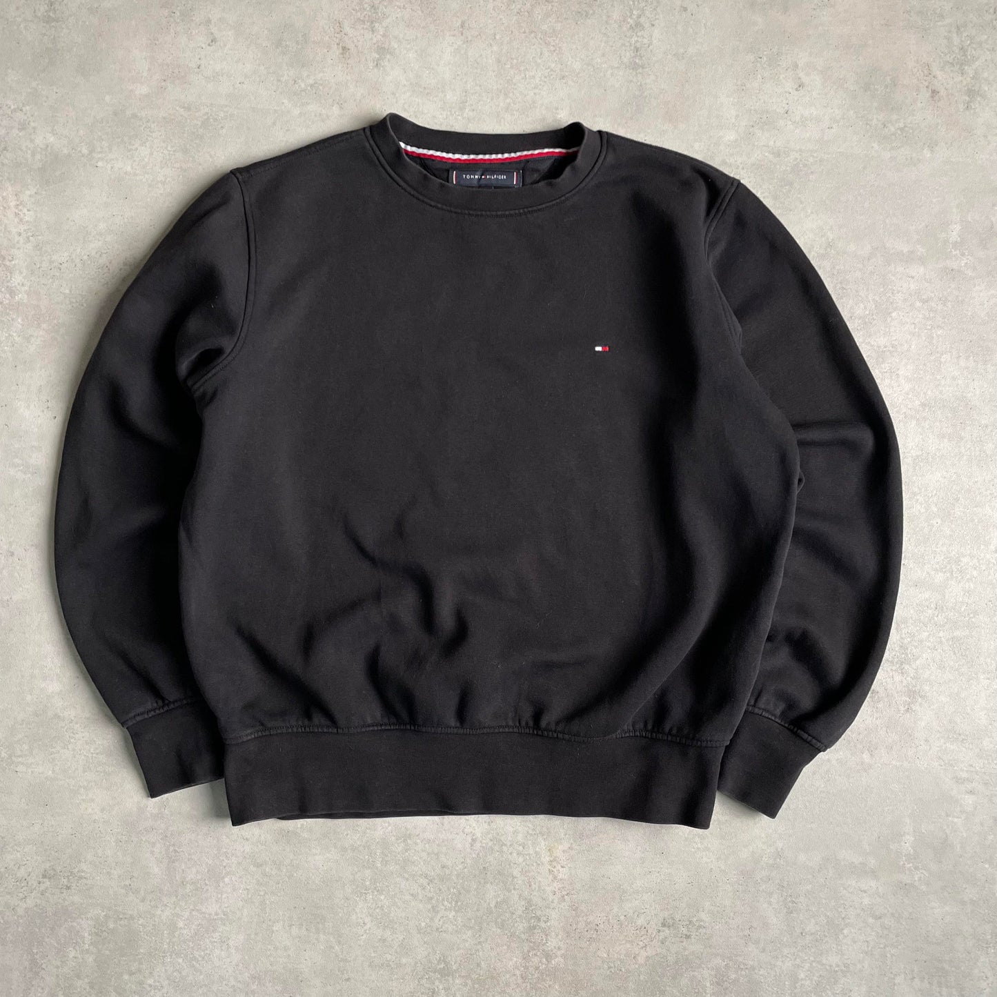 Tommy Hilfiger fekete környakú pulóver