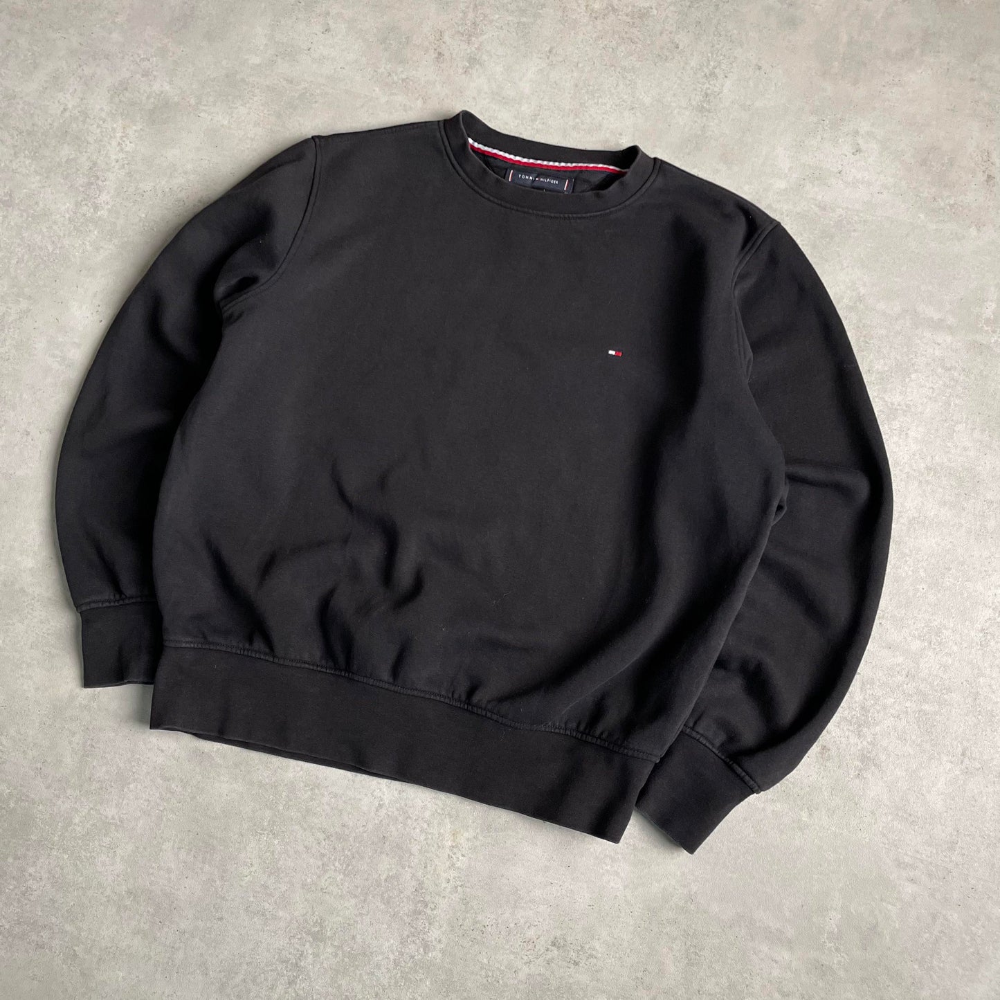 Tommy Hilfiger fekete környakú pulóver