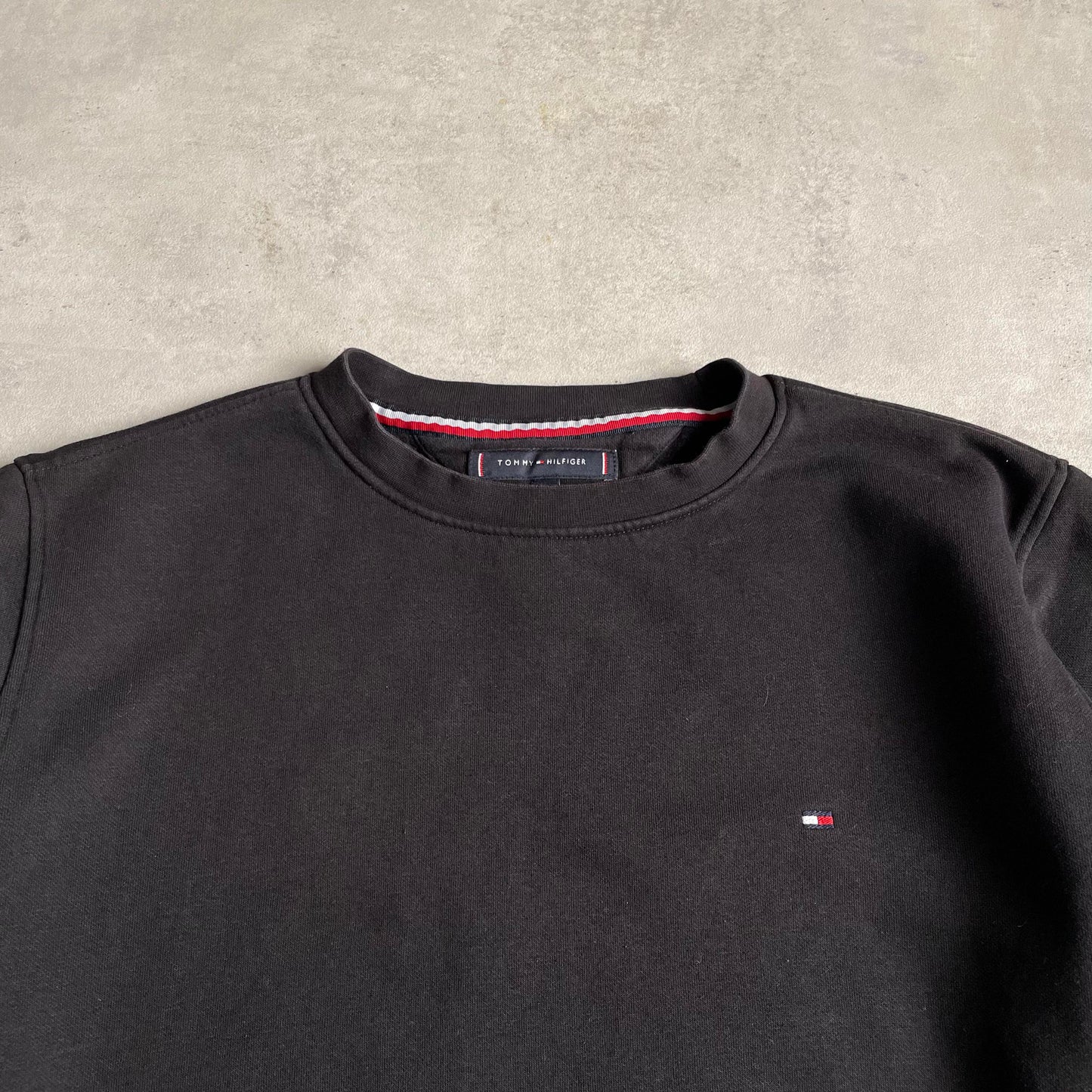 Tommy Hilfiger fekete környakú pulóver