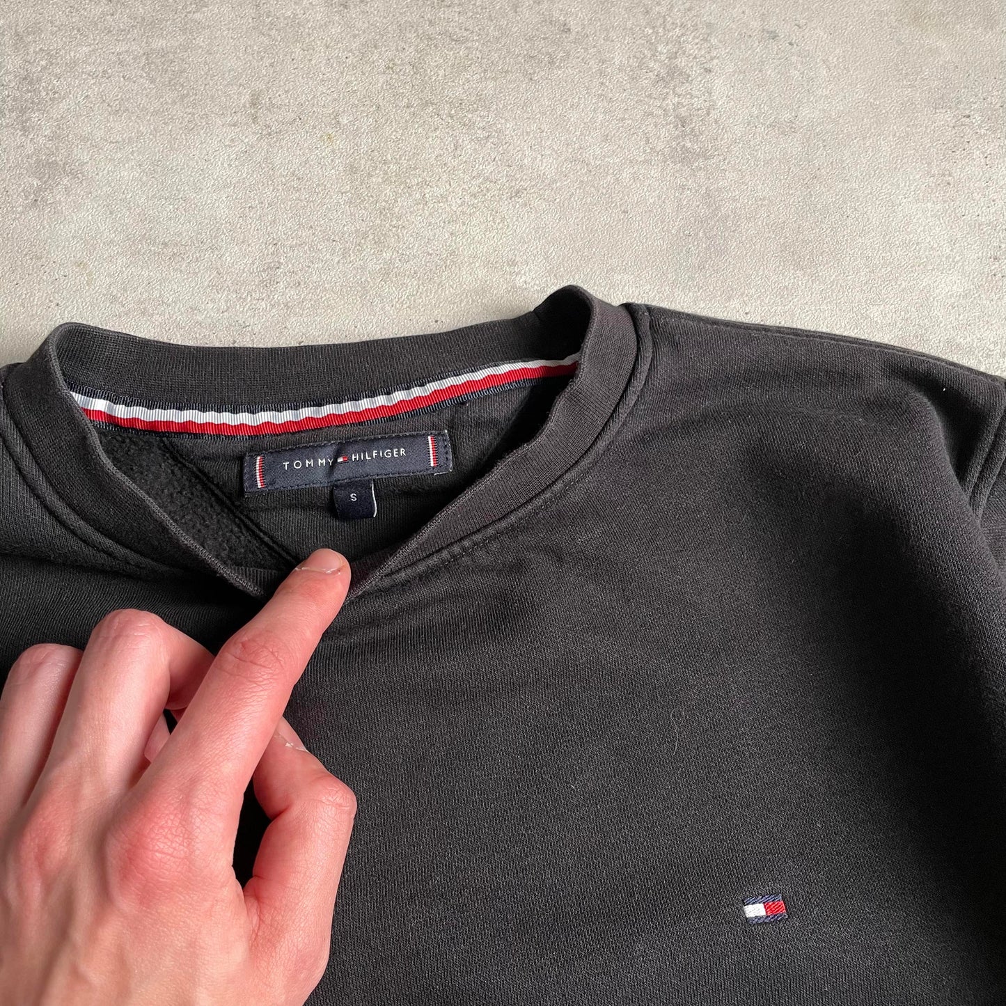 Tommy Hilfiger fekete környakú pulóver
