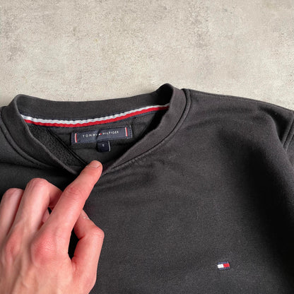 Tommy Hilfiger fekete környakú pulóver