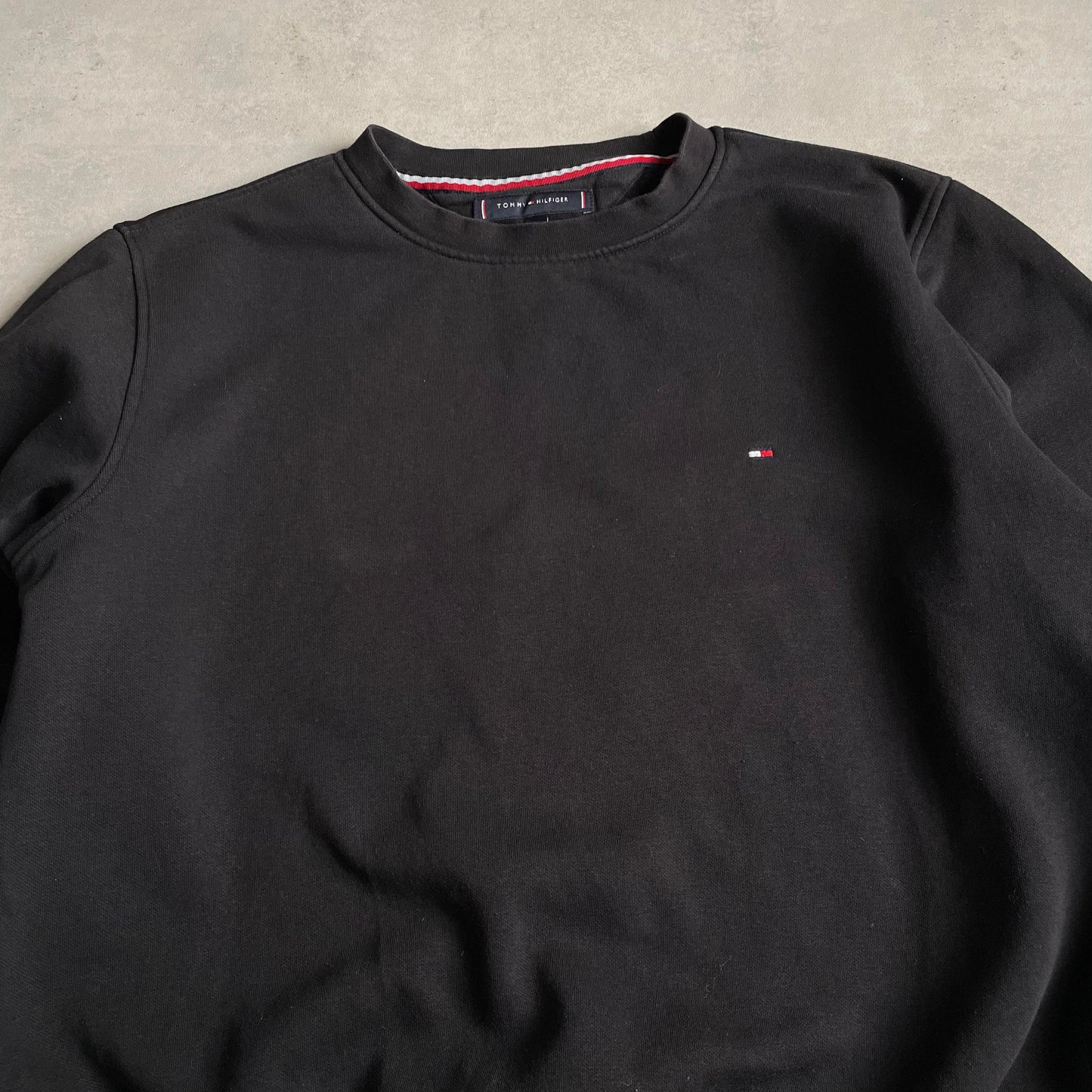 Tommy Hilfiger fekete környakú pulóver