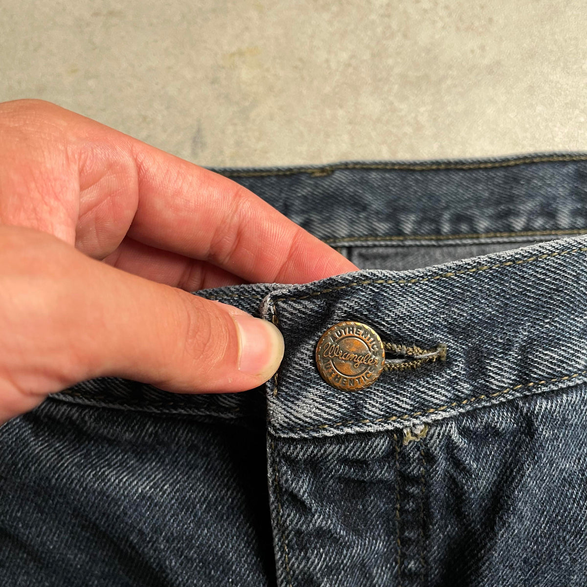 Wrangler sötétkék straight fit farmernadrág