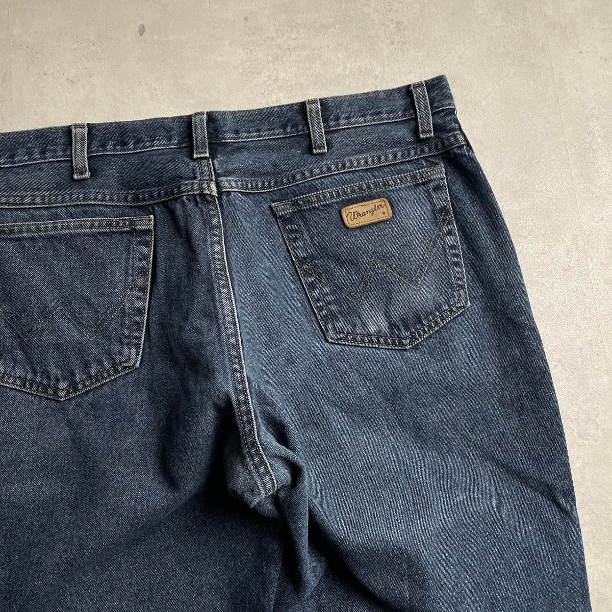 Wrangler sötétkék straight fit farmernadrág