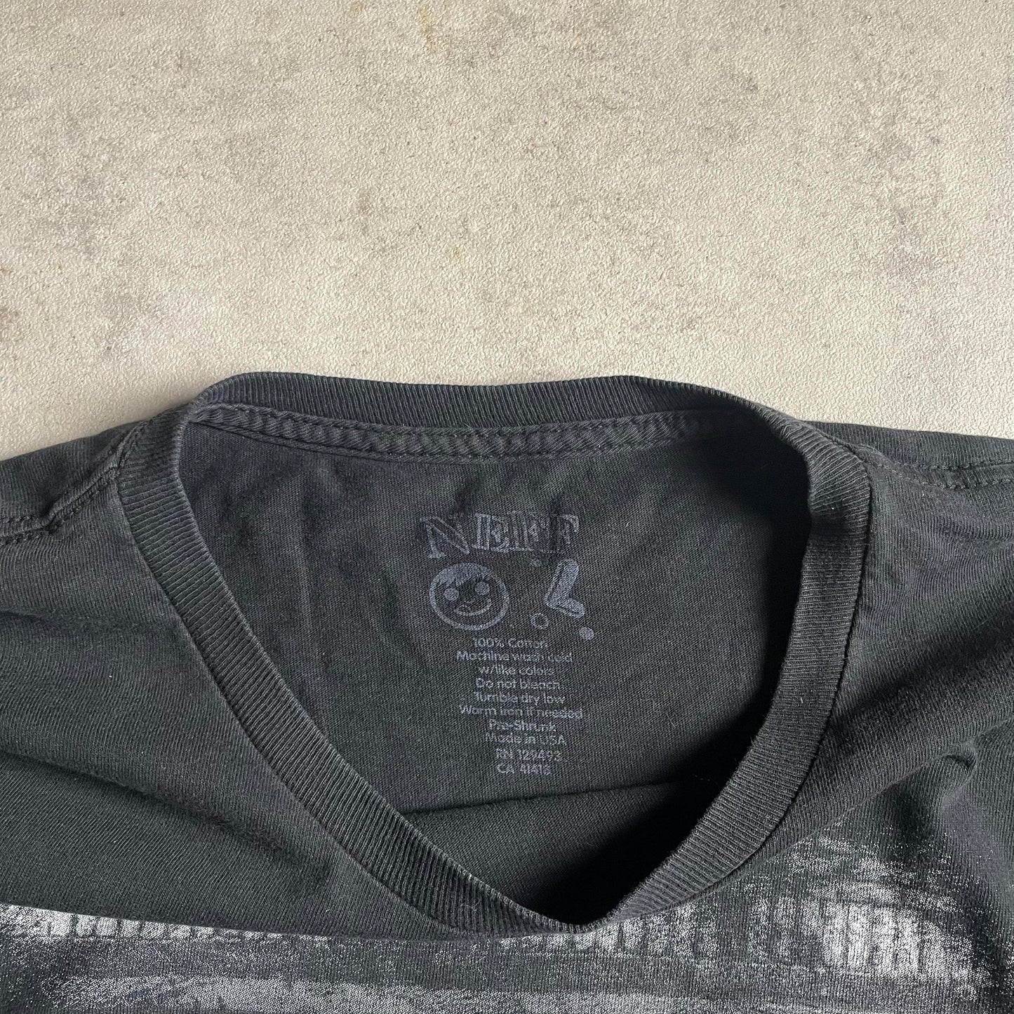 Guess v-nyakú póló