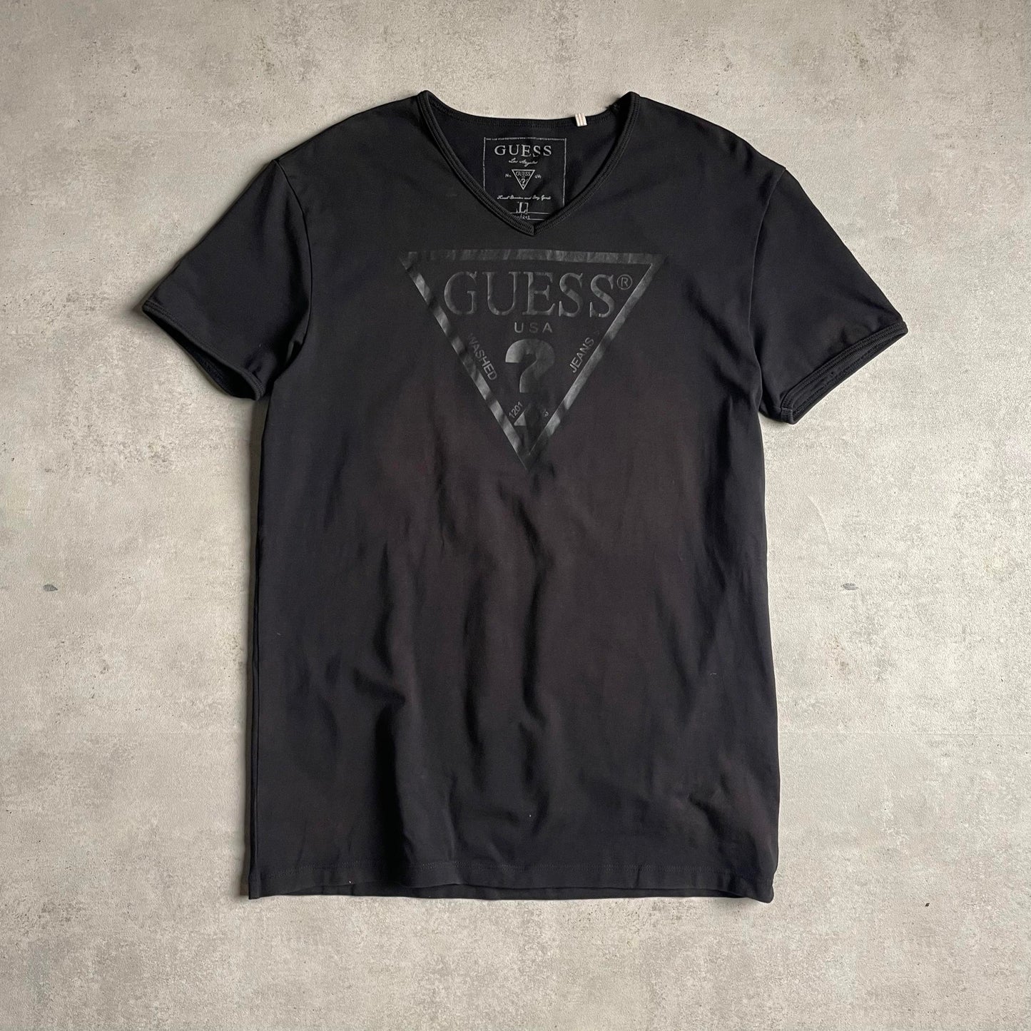 Guess v-nyakú póló