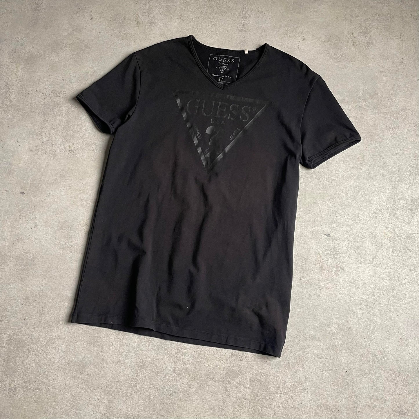 Guess v-nyakú póló