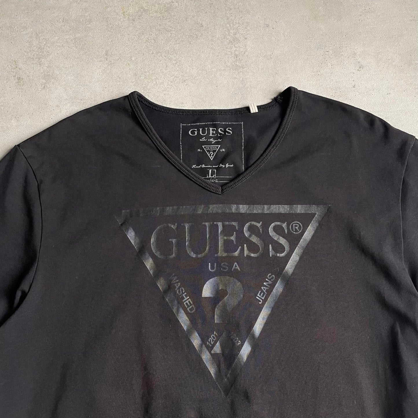 Guess v-nyakú póló
