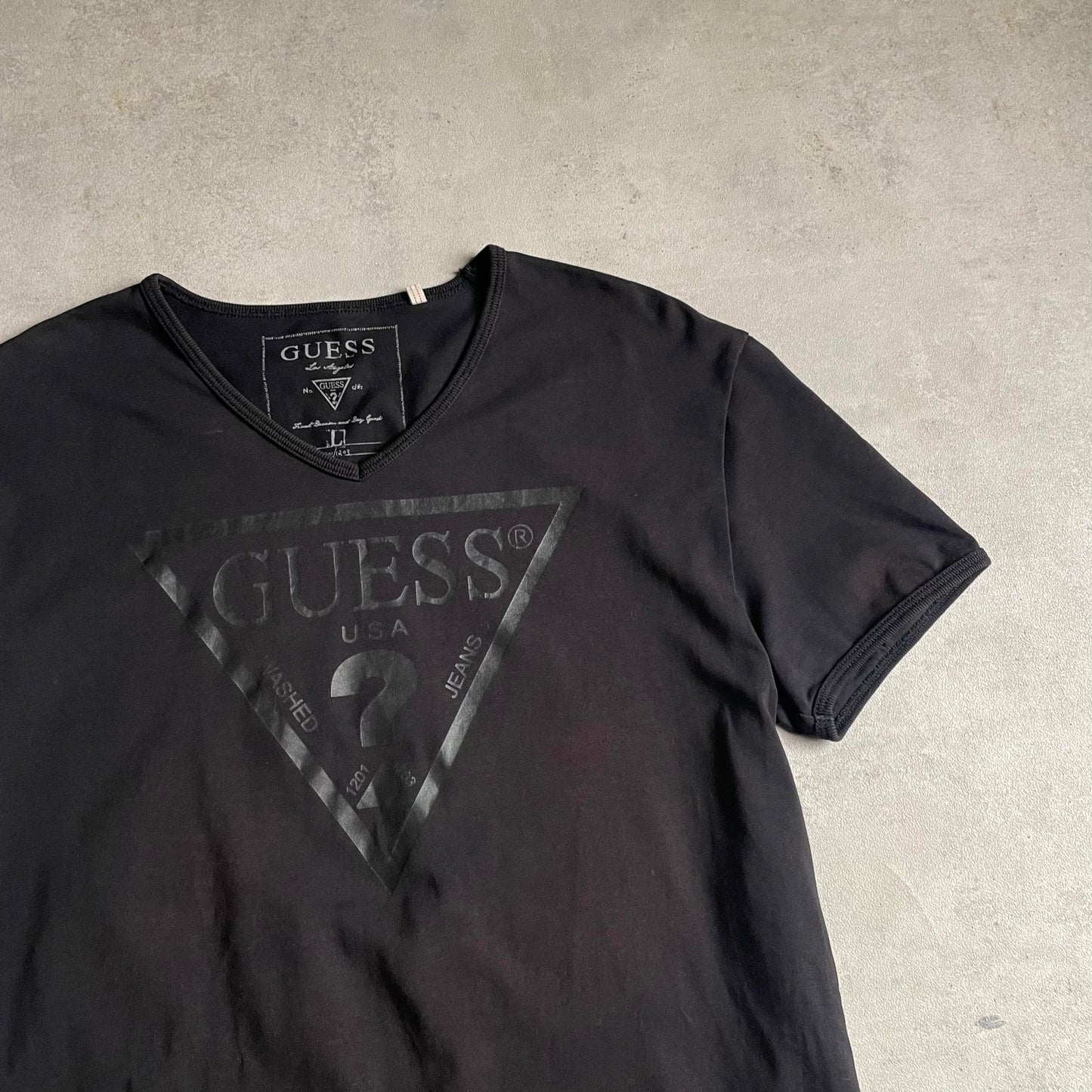 Guess v-nyakú póló