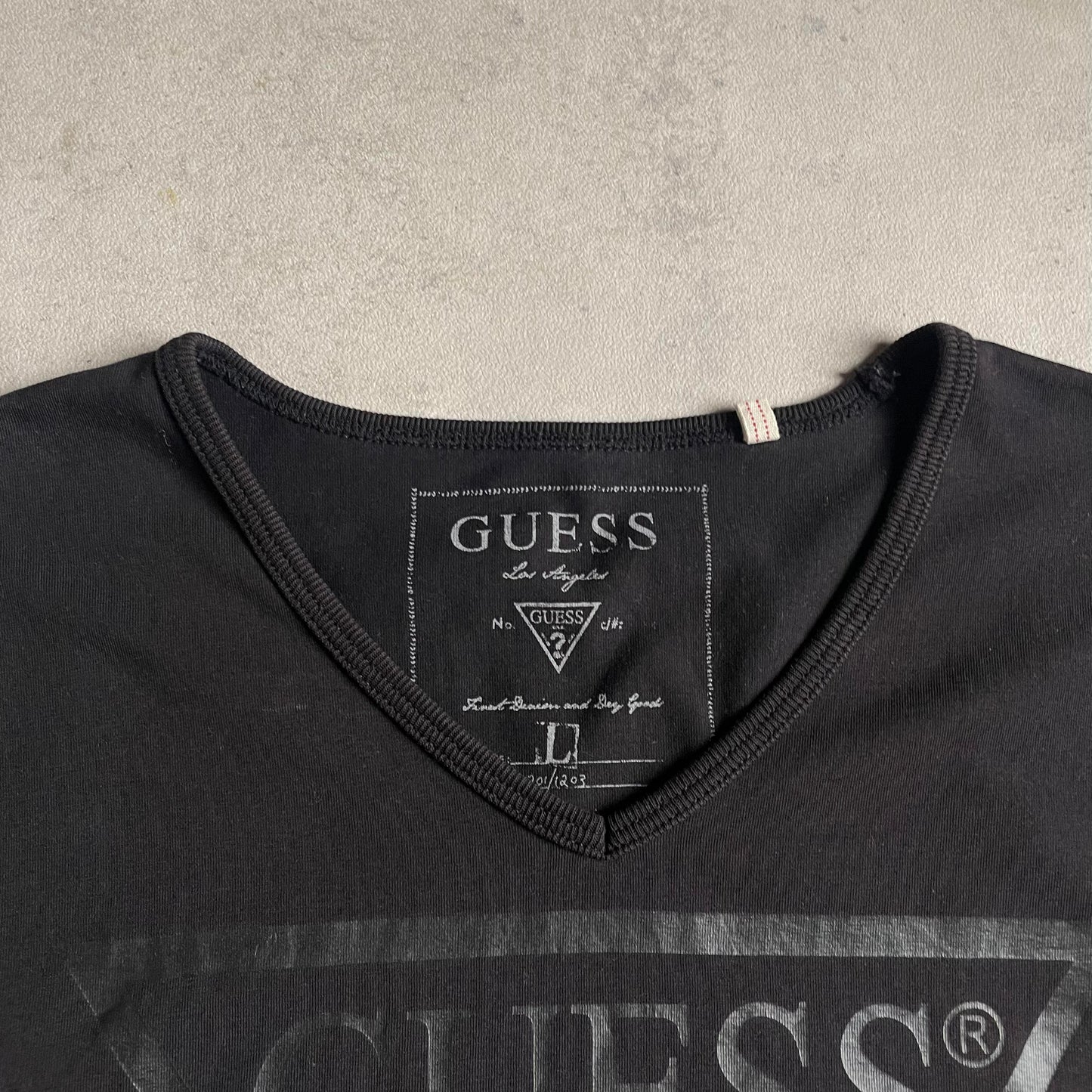Guess v-nyakú póló