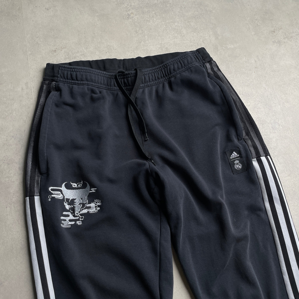 Adidas x Real Madrid Chinese New Year melegítőnadrág
