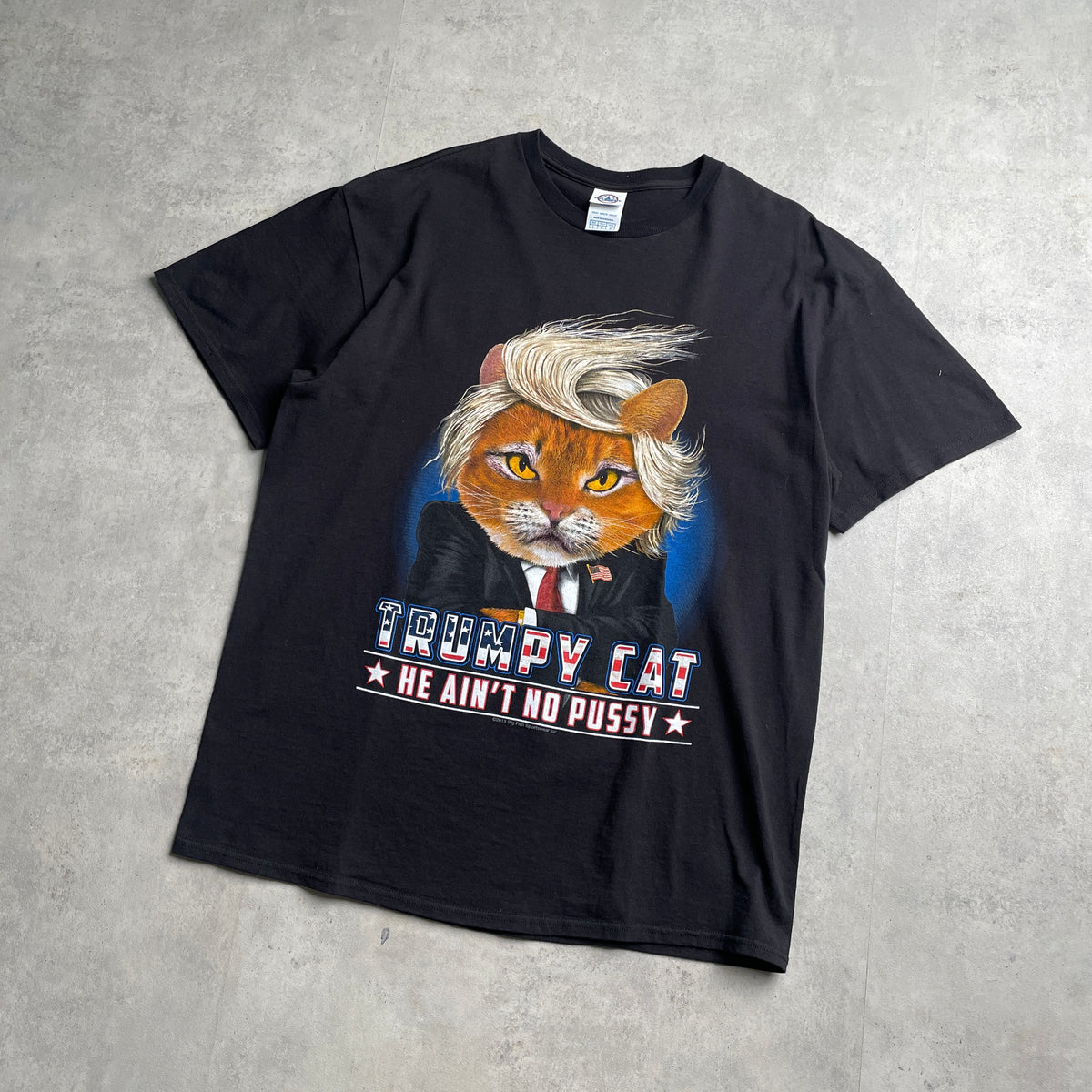 Trumpy cat graphic póló