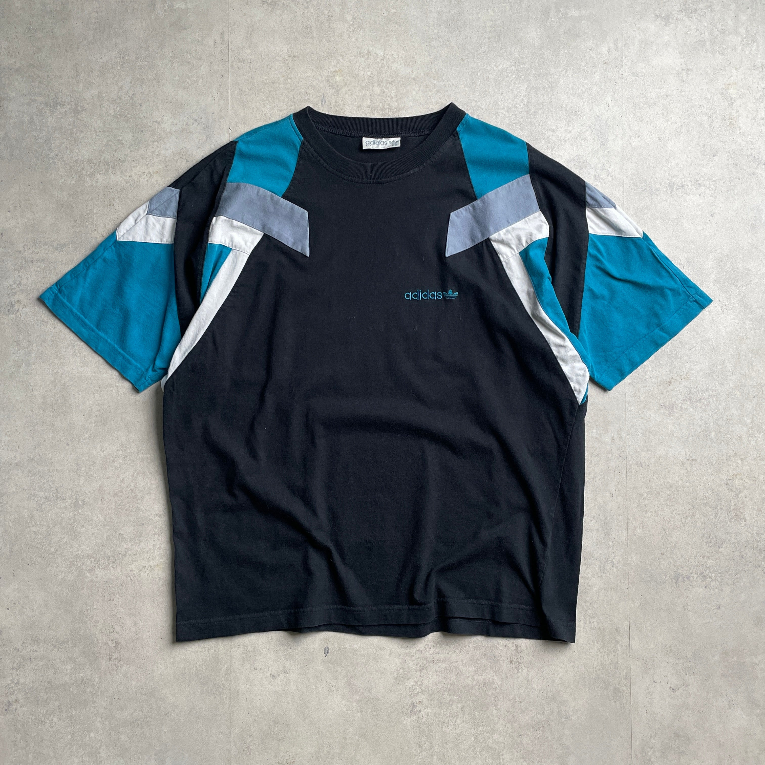 Vintage Adidas geometric póló