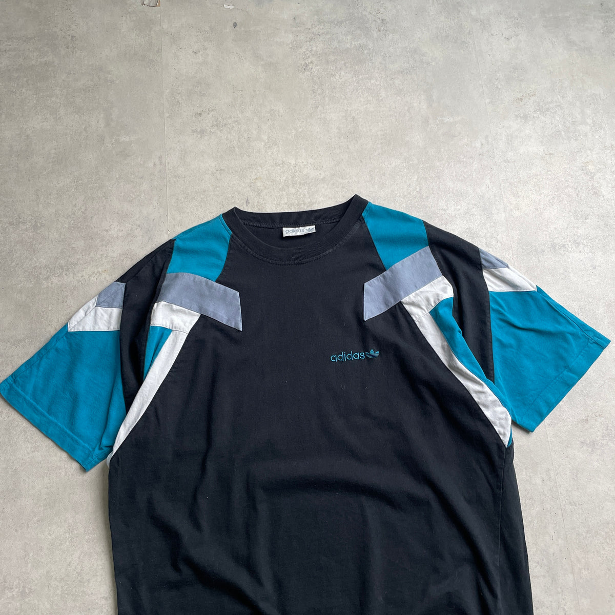 Vintage Adidas geometric póló