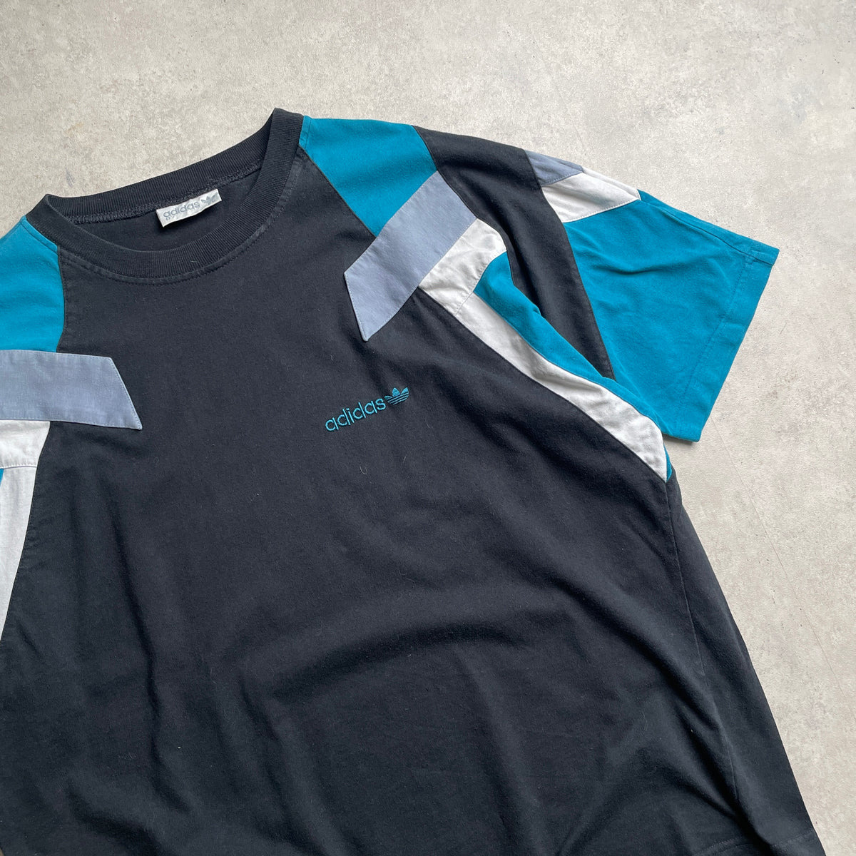 Vintage Adidas geometric póló