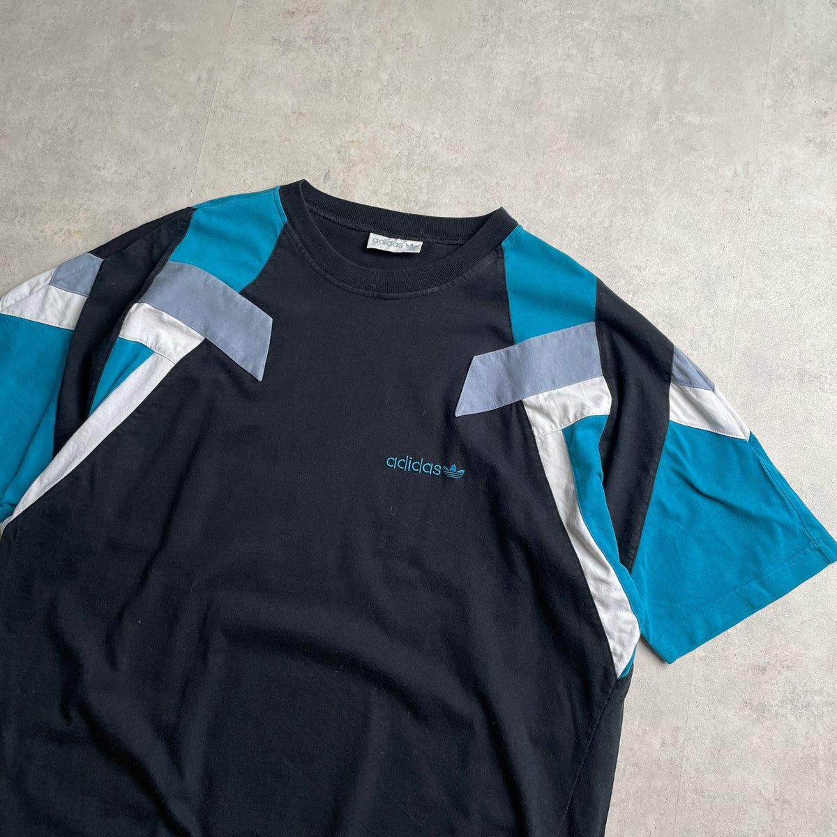 Vintage Adidas geometric póló