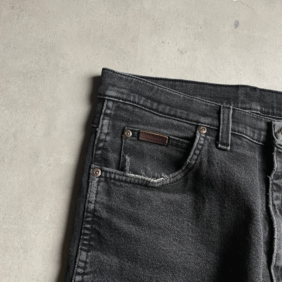 Wrangler sötétszürke farmernadrág