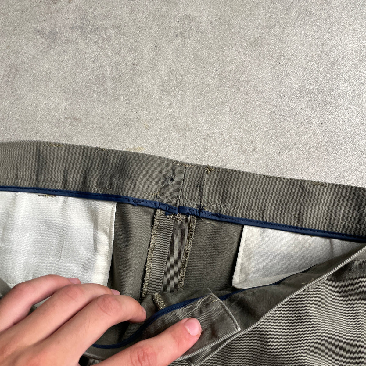 Tommy Hilfiger khaki színű öltönynadrág