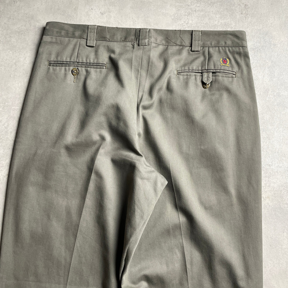 Tommy Hilfiger khaki színű öltönynadrág