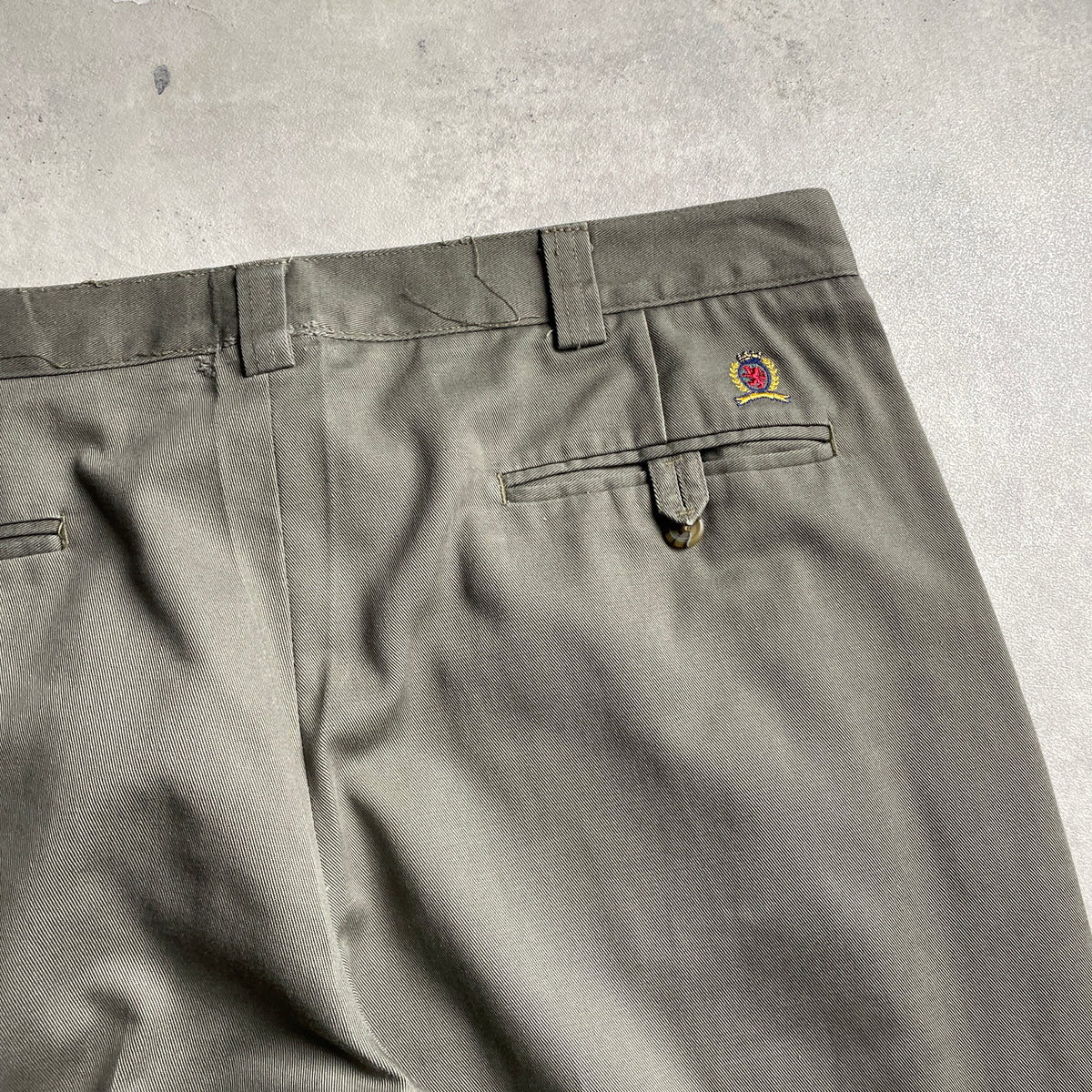 Tommy Hilfiger khaki színű öltönynadrág