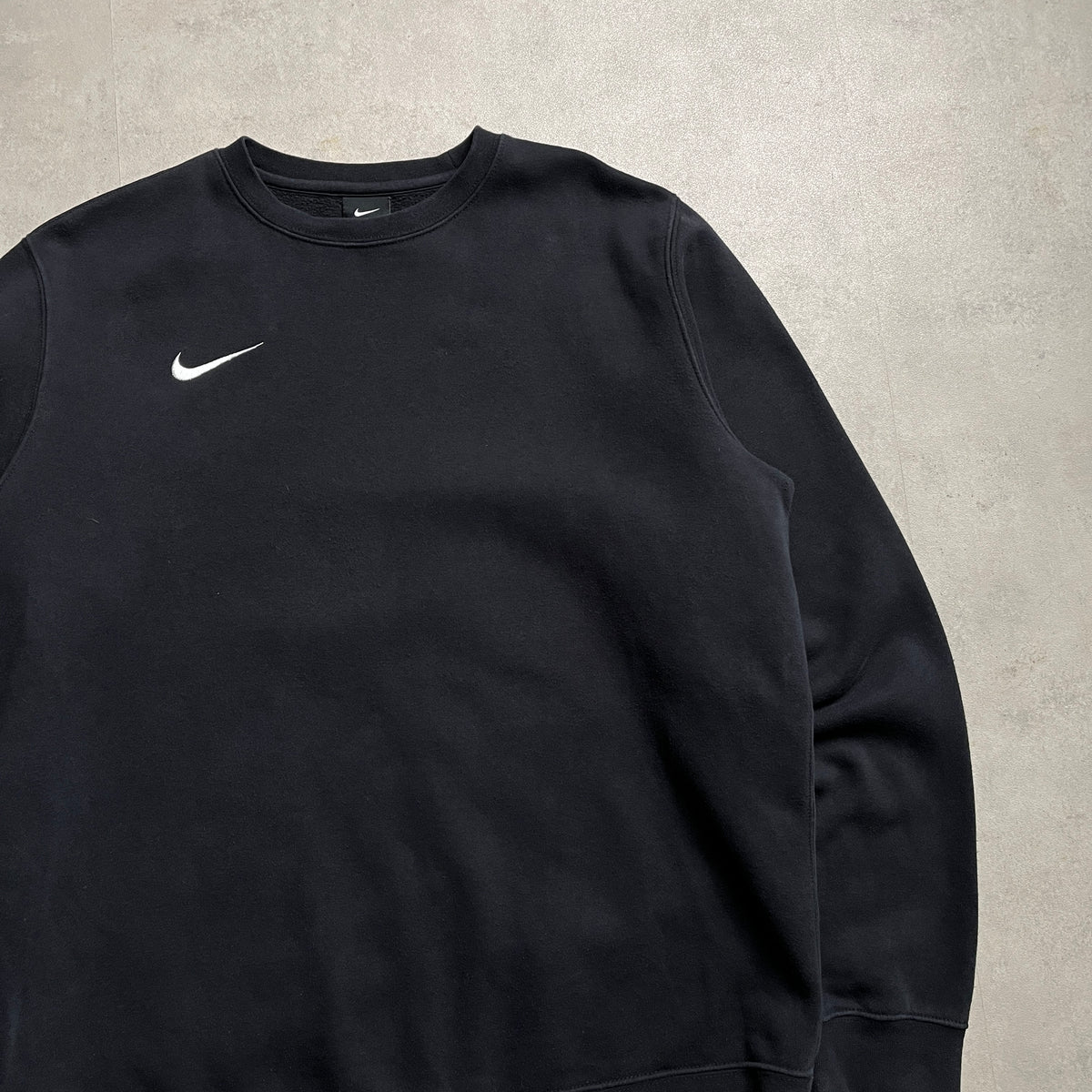 Nike jobb oldalt logós fekete crewneck