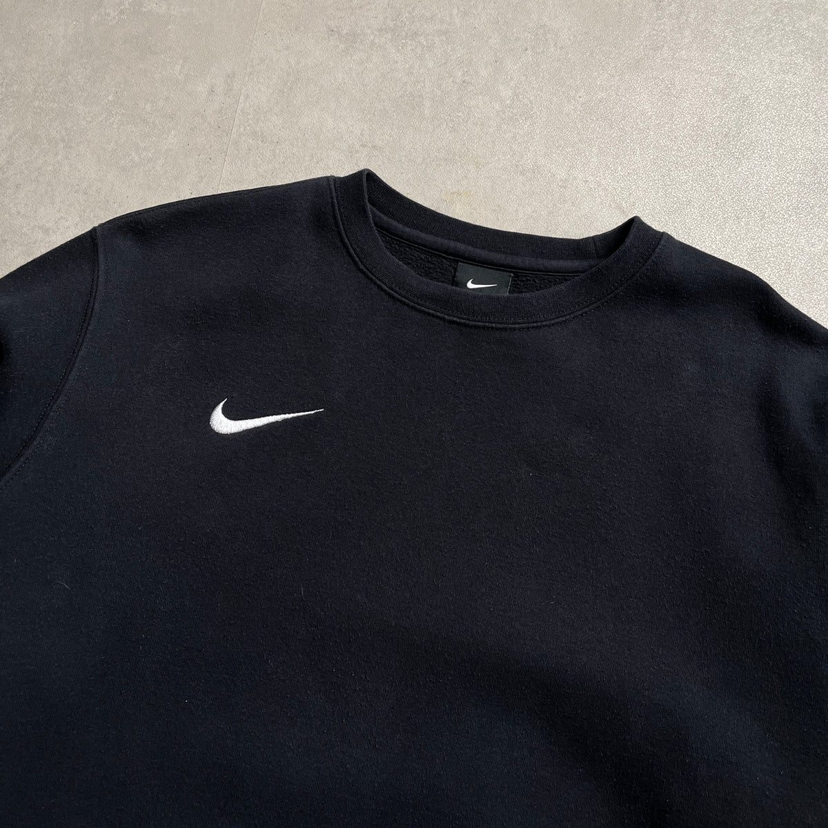 Nike jobb oldalt logós fekete crewneck