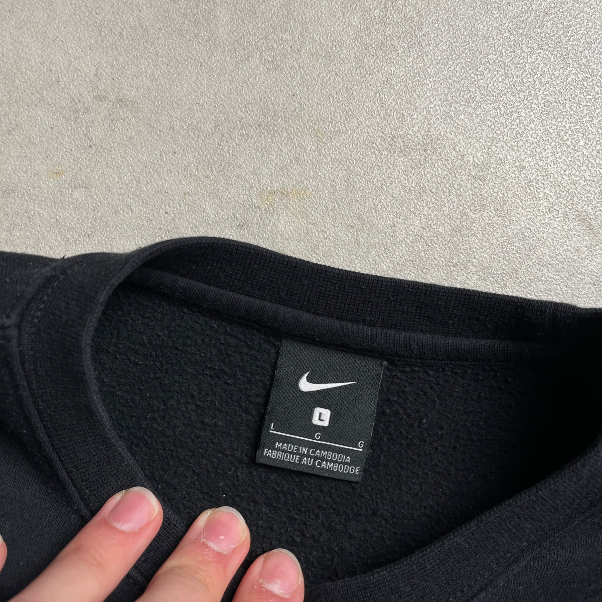 Nike jobb oldalt logós fekete crewneck