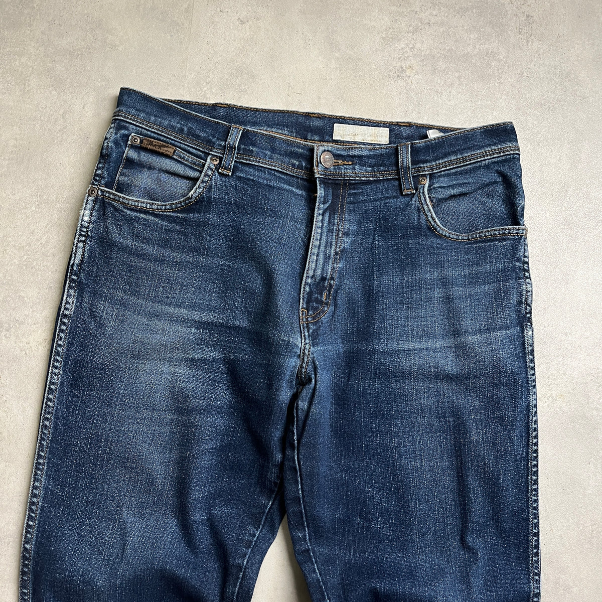 Wrangler koptatott térdű farmernadrág