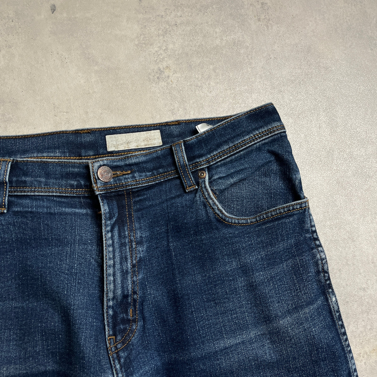 Wrangler koptatott térdű farmernadrág