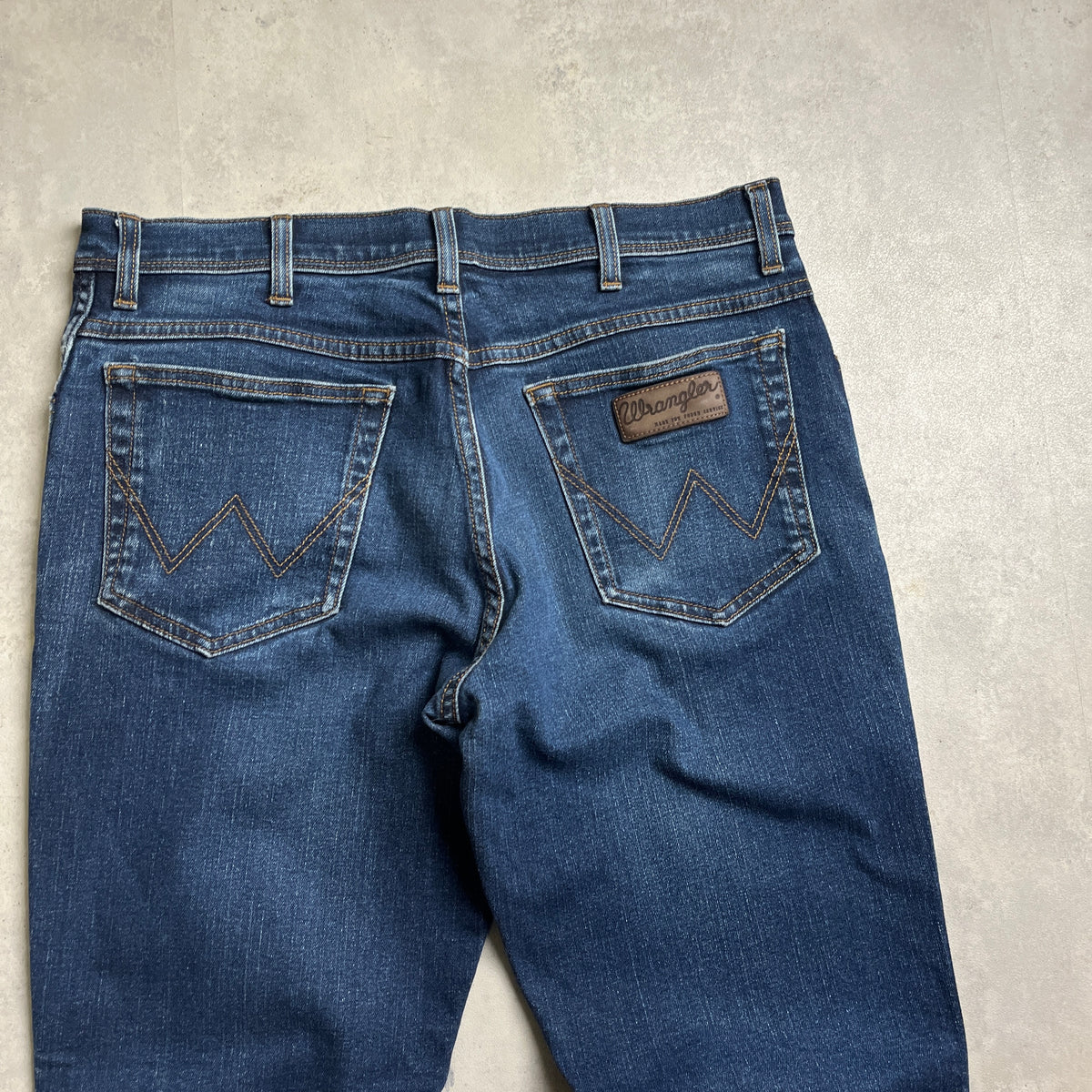 Wrangler koptatott térdű farmernadrág